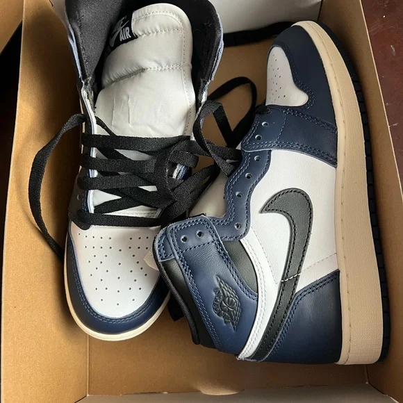 Nike Air Jordan 1 Retro High OG in Midnight Navy and White